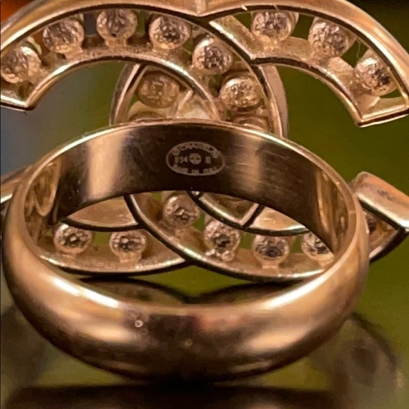 WOW POSHMARK - AUTHENTIC CHANEL Golden Festival & Concert Glamour Pearl Ring - Picture 3 of 16